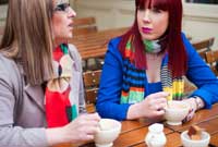 deux femmes discutent en prenant un café