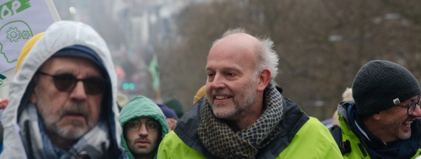 Bruxelles, 3 décembre 2023. Alexandre Verhamme marche pour le Climat avec les collègues de la MC. (c) Anne Havaux  

