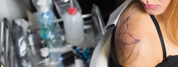Des infections sérieuses peuvent survenir lorsqu'un tatouage est réalisé dans des conditions non-hygiéniques ou à l'aide d'outils non-stérilisés. Les conséquences ne sont pas à minimiser !
© Istockphoto