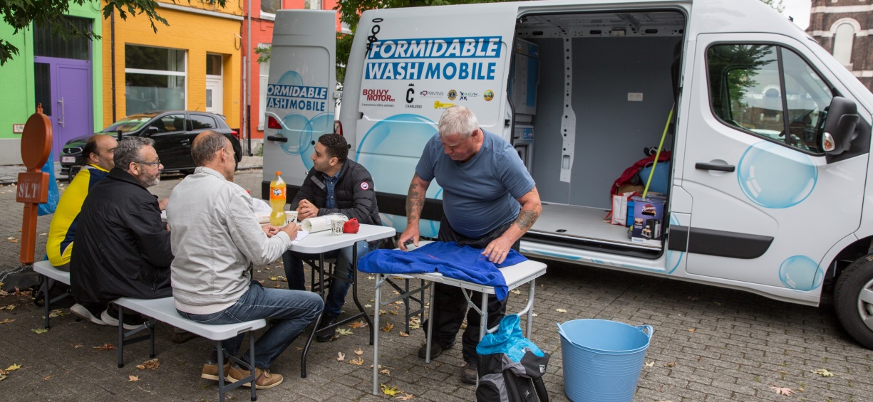 Le lavage itinérant de vêtements, à Charleroi. Une question de dignité, d'assurance et d'image de soi pour les SDF 
