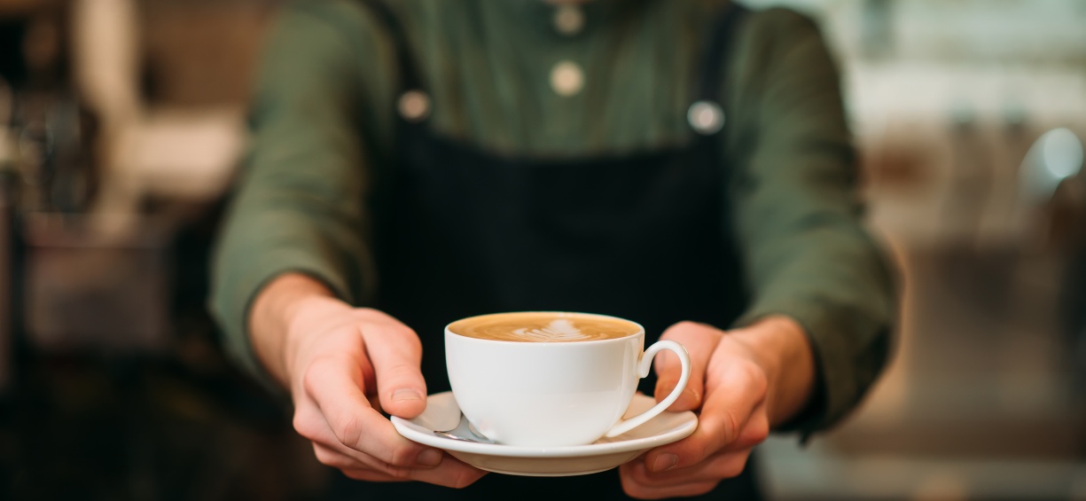  Le café du matin : en a-t-on vraiment besoin, ou est-ce plutôt un rituel qui fait du bien ? (c) AdobeStock